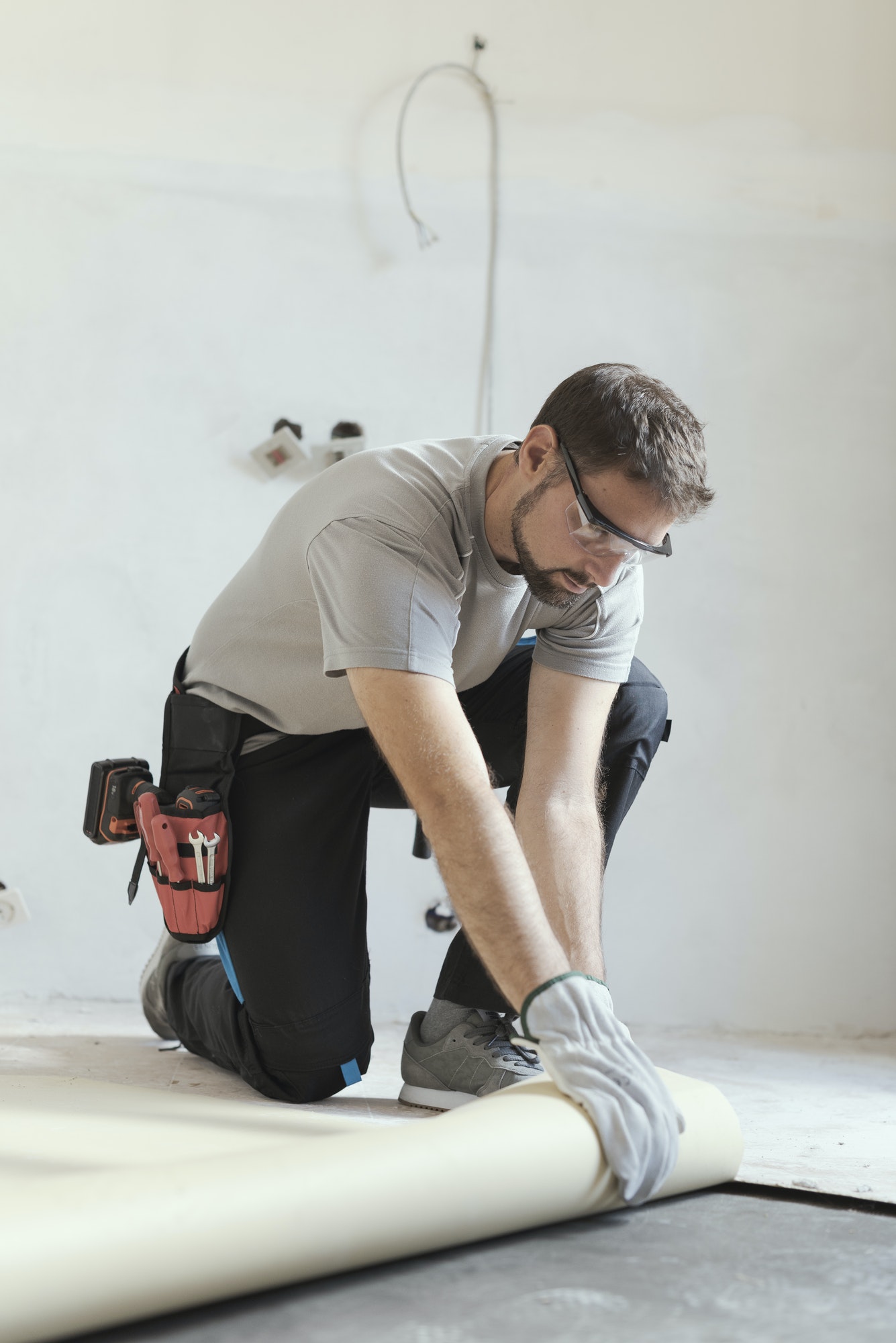 contractor-removing-an-old-linoleum-flooring.jpg